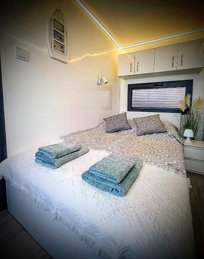 Houseboat Arka 1 - Domki Na Wodzie, Rower Wodny, Wifi, Parking Мєлно Екстер'єр фото